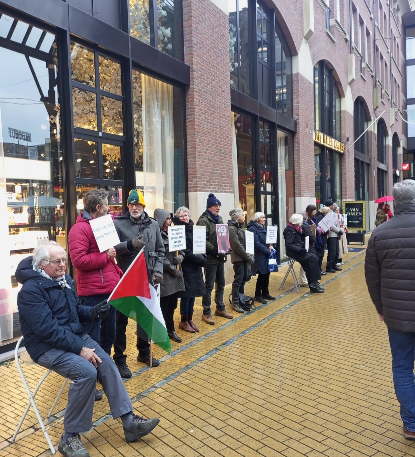 وقفة احتجاجية تضامنا مع الشعب الفلسطيني في سنتروم مدينة خرونغين شمال هولندا السبت 6 دجنبر 2025